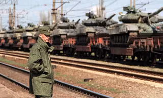 Lính Nga giám sát việc đưa xe tăng của Ukraine rời khỏi Crimea. Với việc đổi mới, quân đội Nga đã có bộ mặt khác ở Crimea - Ảnh: Reuters