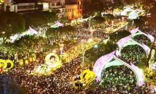 Hàng vạn người đổ về trung tâm Sài Gòn đón giao thừa