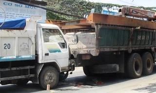 Người đàn ông chết thảm vì bị ép chặt giữa hai ô tô 