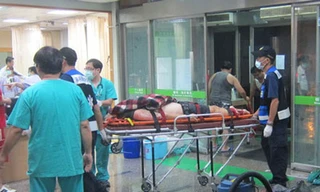 Các nhân viên cứu hộ đưa nạn nhân vào bệnh viện cấp cứu.