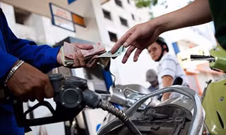 Yêu cầu doanh nghiệp xăng, dầu giữ giá bán