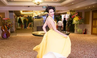 Ngọc Diễm lưng trần sexy tung bay váy