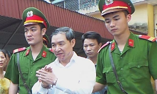 Dương Chí Dũng đang được áp tải ra xe.