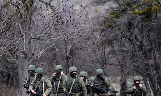 Binh sỹ Nga tuần tra ở Perevalnoye, ngoại ô Simferopol ngày 20/3.