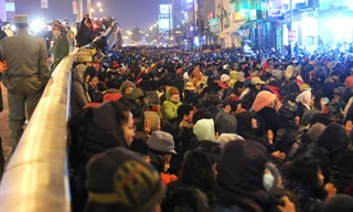 19h30, người dự lễ cầu an ngồi chật kín lòng đường, kéo dài từ Ngã Tư Sở tới đầu phố Thái Thịnh