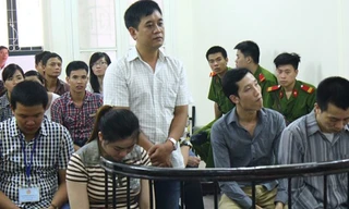 Các bị cáo tại tòa sáng nay.