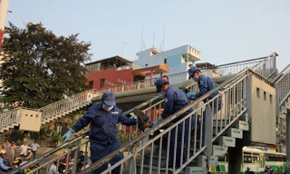 Nhân viên công ty vệ sinh môi trường đưa thi thể nam thanh niên xuống xe chở về nhà xác bệnh viện 