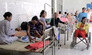 Bệnh nhân đang điều trị tại Bệnh viện Đa khoa huyện Long Mỹ, tỉnh Hậu Giang. Ảnh Báo Hậu Giang.