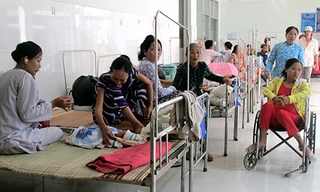 Bệnh nhân đang điều trị tại Bệnh viện Đa khoa huyện Long Mỹ, tỉnh Hậu Giang. Ảnh Báo Hậu Giang.