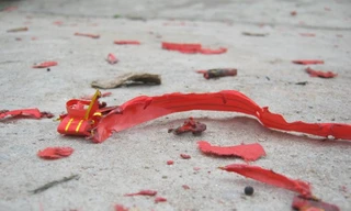 Xác pháo đỏ đường trong sáng mùng 1 Tết