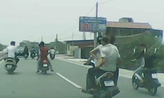 Nam thanh niên say rượu cản trở xe cán bộ cao cấp