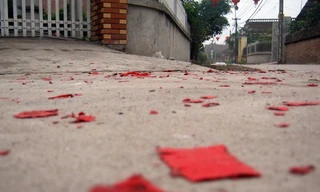 Xác pháo đỏ đường ở Hưng Yên bất chấp lệnh cấm