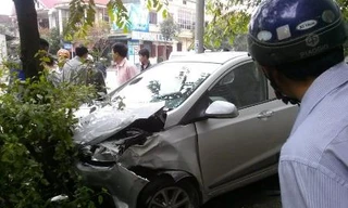 Ô tô đâm xe cứu thương, cả 2 tài xế nhập viện