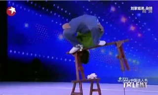 Giám khảo bật khóc với màn uốn dẻo của thí sinh