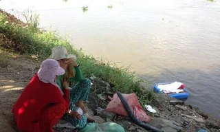 Đau xé lòng nhìn thi thể bé 3 tuổi trôi trên sông Sài Gòn