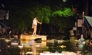 Người Lạng Sơn mò mẫm đi bằng phao giữa biển nước