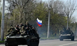 Xe bọc thép của Ukraine theo phe ủng hộ Nga. (Nguồn: Reuters)