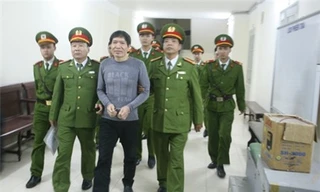 Bị cáo Dương Tự Trọng khi dẫn giải ra xe thùng về trại tạm giam. Ảnh: Internet