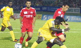 B. Bình Dương hòa SLNA (vàng). Ảnh: Tường Vũ