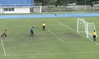 Bỏ khung thành ăn mừng bóng đập xà ngang, thủ môn nhận kết ‘đắng’