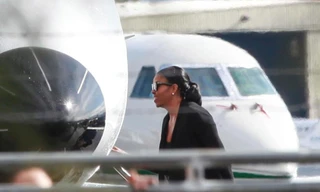 Bà Michelle lên máy bay của tỷ phú Richard Branson để đến quần đảo Virgin. Ảnh: AP