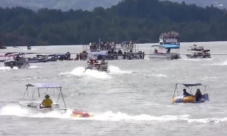 Hiện trường vụ chìm tàu du lịch. Ảnh: Reuters