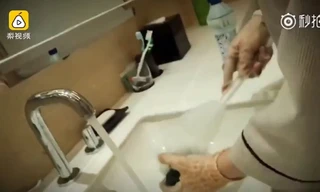 Video sốc: Nhân viên khách sạn 5 sao lấy cọ bồn cầu rửa cốc 