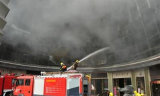 Hiện trường vụ cháy khách sạn. Ảnh: Reuters