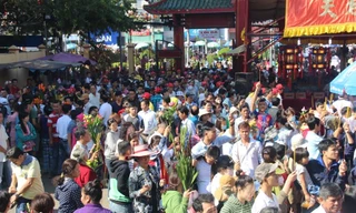 Hàng nghìn người chen chân cầu an ở chùa Bà