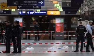 Cảnh sát Đức phong tỏa nhà ga xe lửa chính của Dusseldorf.