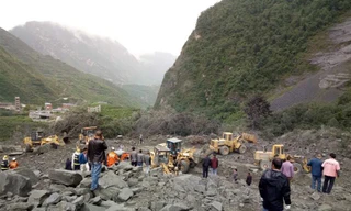 Công tác cứu hộ đang được tiến hành tại hiện trường vụ lở đất. Ảnh: Tân Hoa Xã