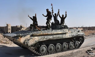 Quân đội Syria reo hò chiến thắng ở Deir ez-Zor ngày 11/9. Ảnh: AFP