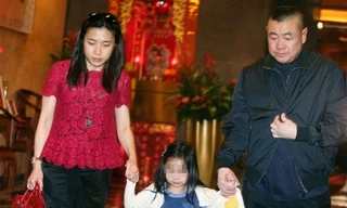 Ông Lưu và người vợ thứ hai, bà Trần Khải Vận, dắt tay con gái Lưu Tú Hoa. Ảnh: SCMP