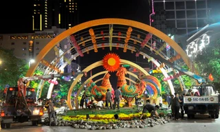 Đúng 22h tối 1/2 đường hoa Nguyễn Huệ chính thức đóng cửa, lực lượng công nhân thu dọn ngay trong đêm.