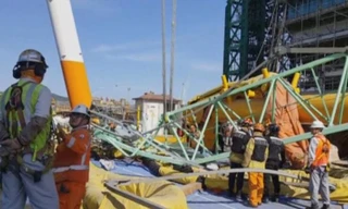 Hiện trường vụ sập cần cẩu tại xưởng đóng tàu của Samsung. Ảnh: Reuters