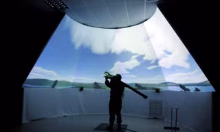 Một binh sĩ Venezuela mô phỏng bắn tên lửa MANPAS. Ảnh: Reuters