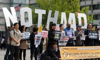 Các nhà hoạt động vì môi trường tổ chức biểu tình phản đối THAAD tại quảng trường Gwanghwamun ở Seoul vào ngày 28/4. Ảnh: Yonhap