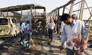 Hiện trường vụ đánh bom xe ở trạm kiểm soát ở Fadak, tỉnh Dhi Qar, Iraq. Ảnh: Tân Hoa Xã