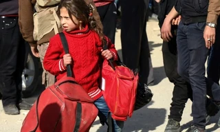 Thân nhân của các phiến quân bắt đầu di tản khỏi thủ đô của Syria. Ảnh: AFP