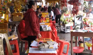 Tại các quầy hàng, dịch vụ đổi tiền lẻ lấy chênh lệch vẫn diễn ra công khai.