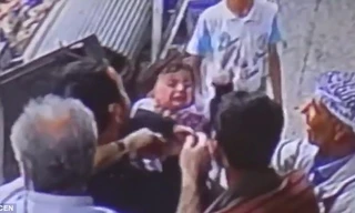 Người qua đường cứu sống bé gái rơi từ ban công chung cư.