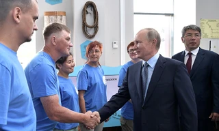Tổng thống Vladimir Putin trong chuyến thăm các vùng phía đông nước Nga hồi tháng trước. Ảnh: Sputnik