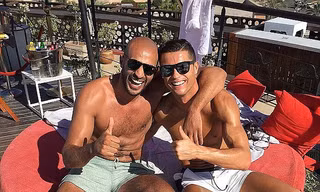 Badr Hari (trái) thân thiết với Ronaldo.