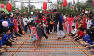 Sinh viên Việt - Nhật háo hức đi cà kheo, nhảy sạp