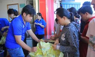 Trao những phần cơm ấm áp nghĩa tình đến với người nghèo