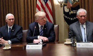 Từ trái sang: Phó Tổng thống Mỹ Mike Pence, Tổng thống Mỹ Donald Trump và Ngoại trưởng Mỹ Rex Tillerson. 