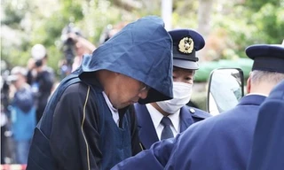 Yasumasa Shibuya bị áp giải đến hiện trường vứt xác bé Nhật Linh ở Abiko ngày 15/4.