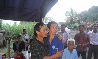 Thuyền viên Phan Xuân Phương (áo xanh) trở về bên gia đình.