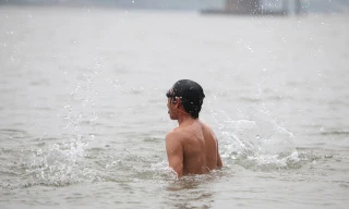 Khai xuân “độc nhất” Hà Thành: Tắm sông Hồng sáng mùng 1 Tết