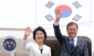 Tổng thống Hàn Quốc Moon Jae-in và phu nhân Kim Jung Sook tại Căn cứ Không quân Seoul, Seongnam, phía nam Seoul, trước khi sang Mỹ vào ngày 28/6. Ảnh: Yonhap